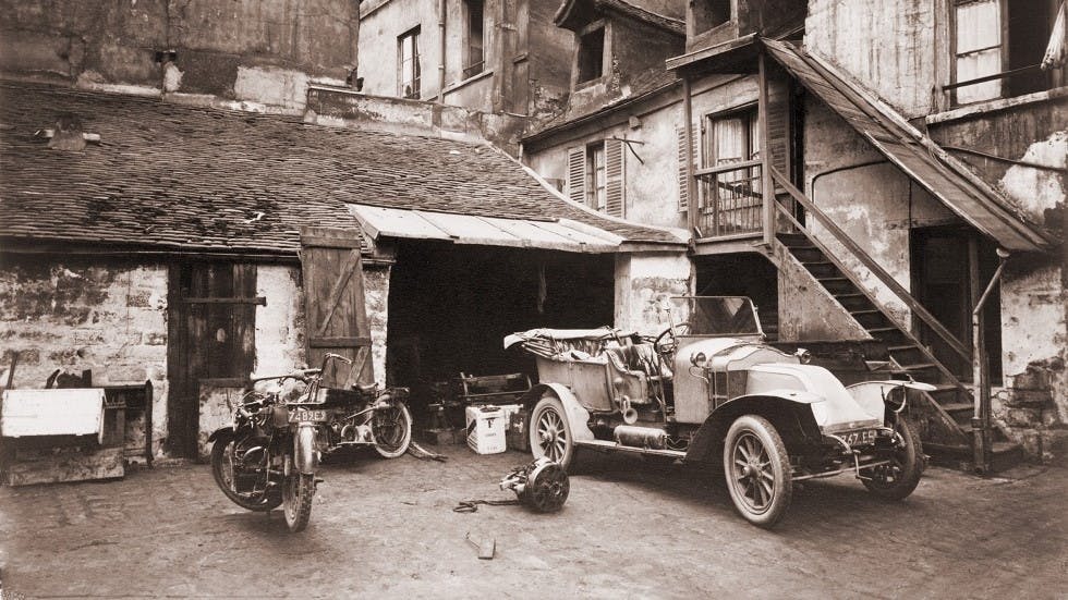 Automobile et deux motos a Paris en 1920