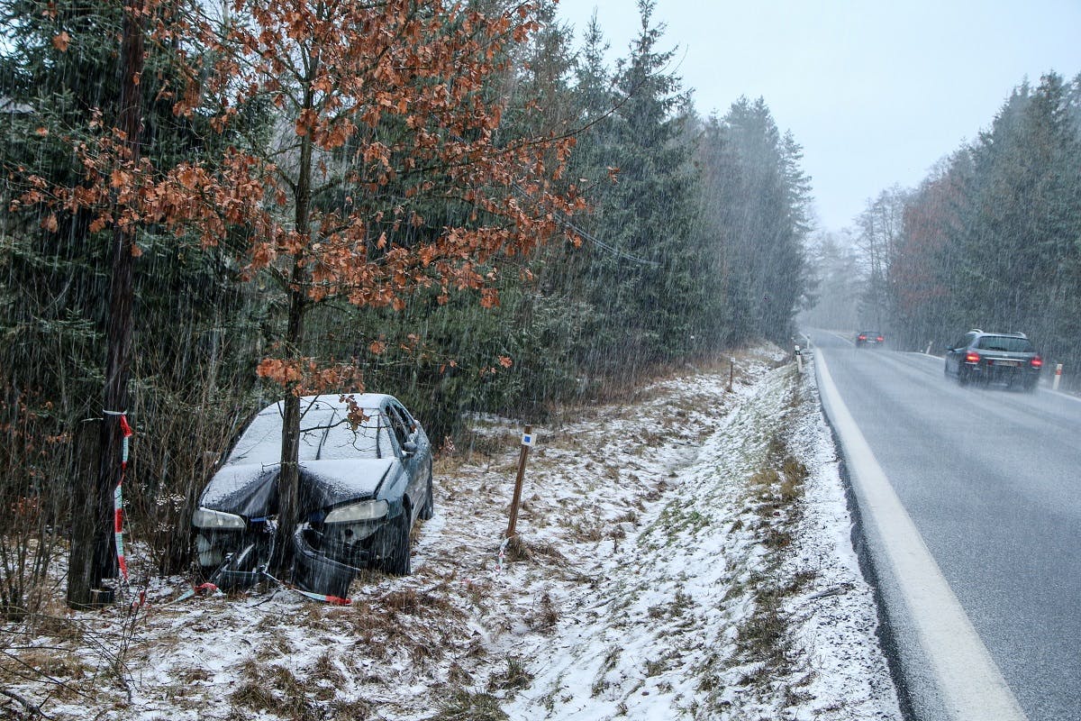 Accident hivernal impliquant une voiture et un arbre