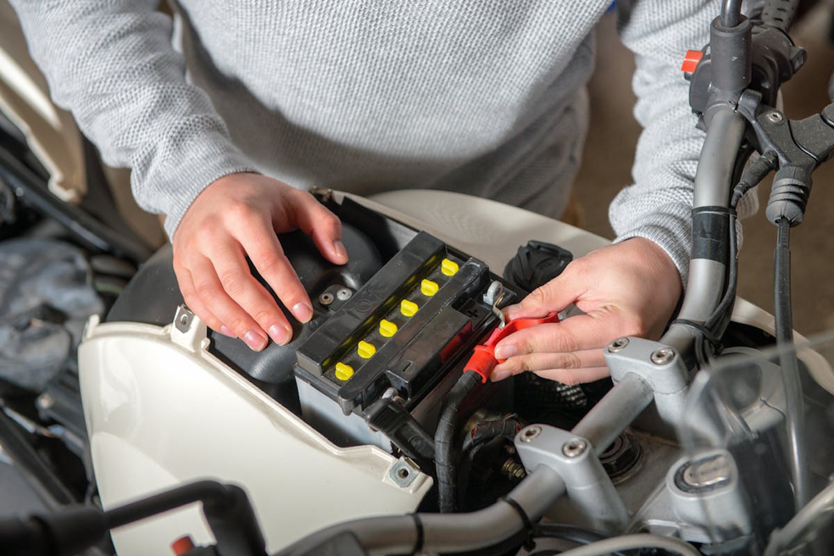 Batterie d'une moto ouverte