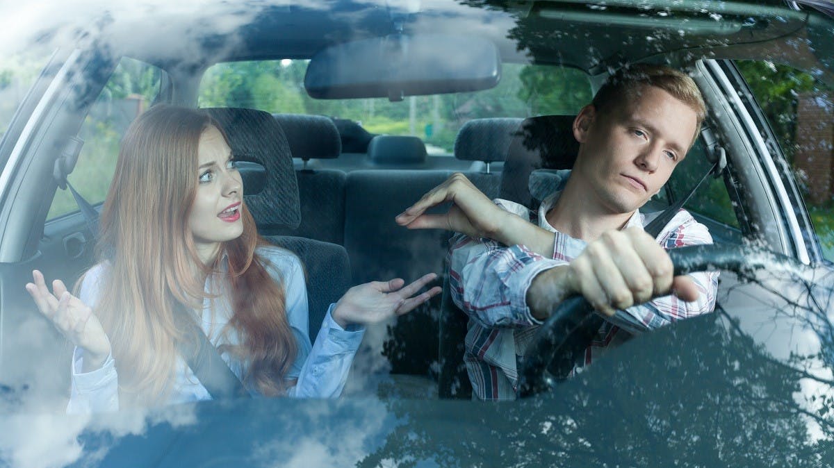 Couple se disputant en voiture