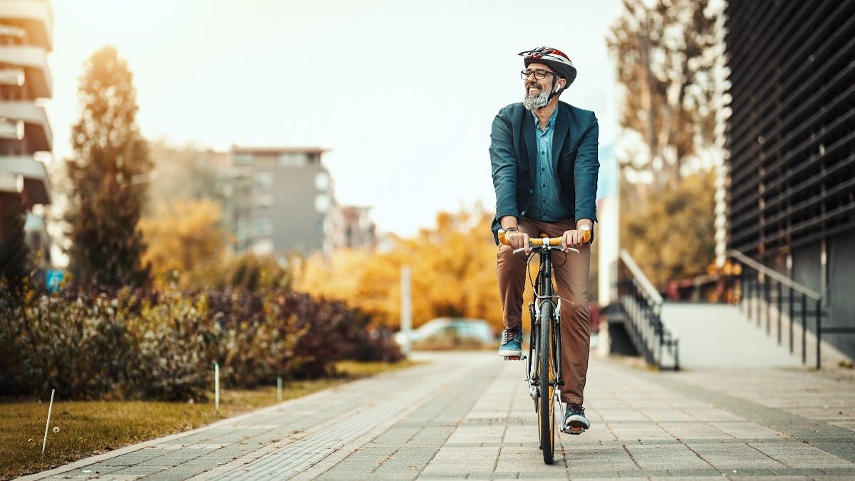 Cycliste se rendant a son travail en passant par une agglomeration