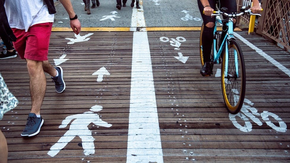 Pietons et cyclistes circulant dans une voie dédiee