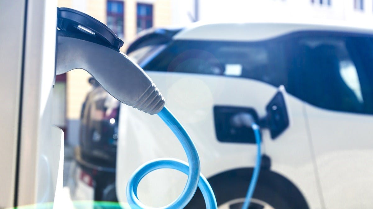 Borne de recharge electrique et voiture electrique branchee