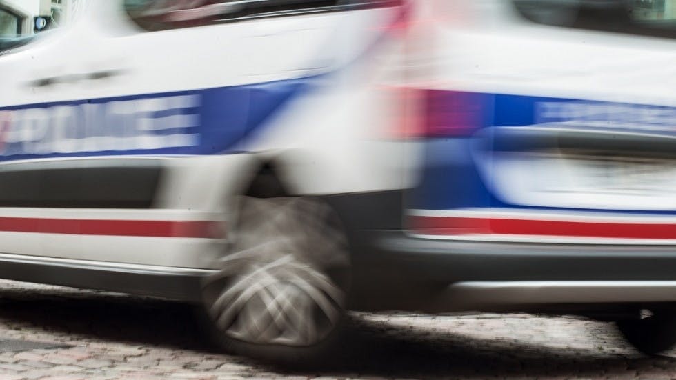 Vehicule de police circulant sur la chaussee