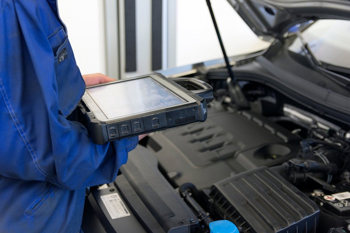Garagiste realisant le diagnostic d une voiture electrique