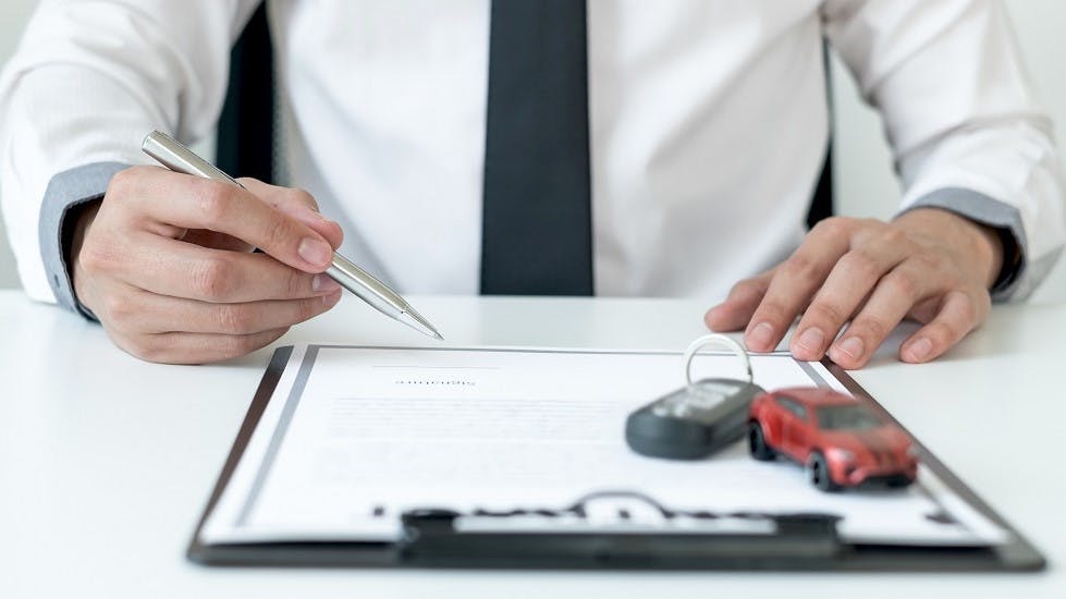 Signature contrat assurance auto stylo