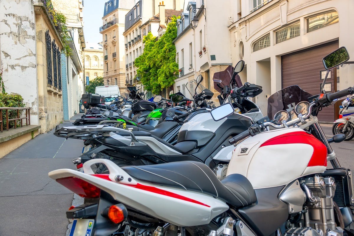 Deux-roues motorises en stationnement
