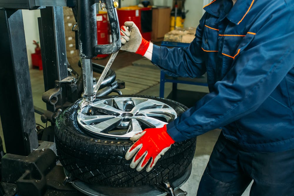 Démontage d'un pneu par un professionnel