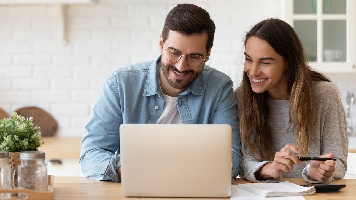 Couple souscrivant une assurance auto sur internet