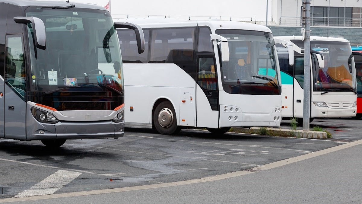 Bus en stationnement avant leur depart