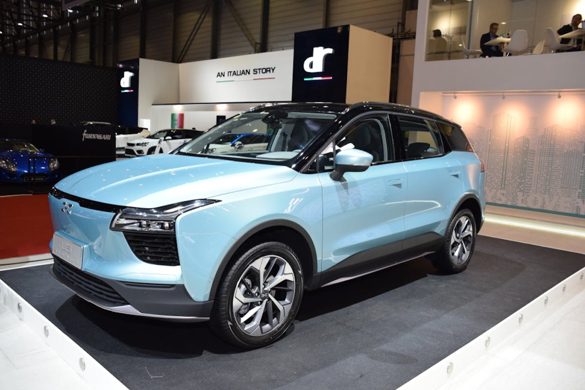 Véhicule Aiways bleu dans un salon automobile