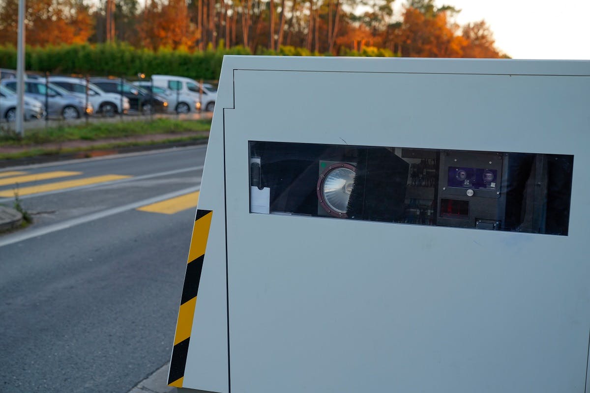Radar de chantier pres d'une route