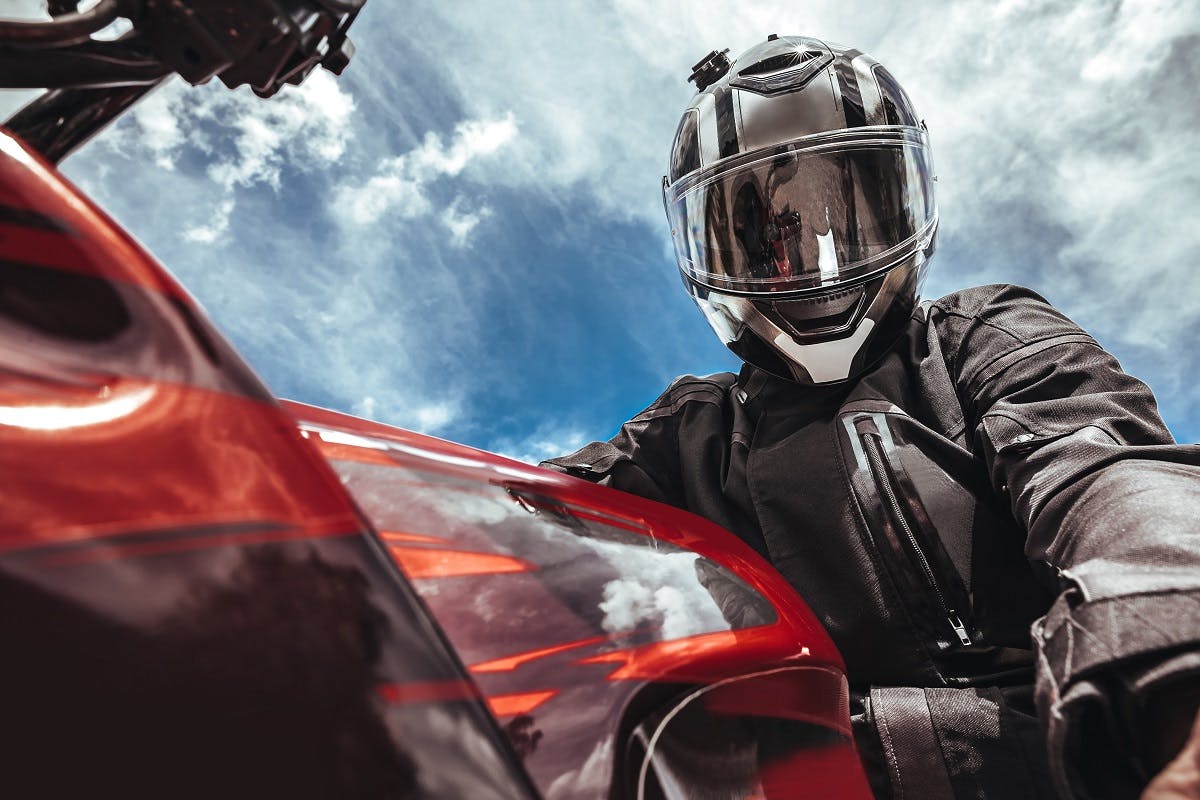 Conducteur d'une moto rouge