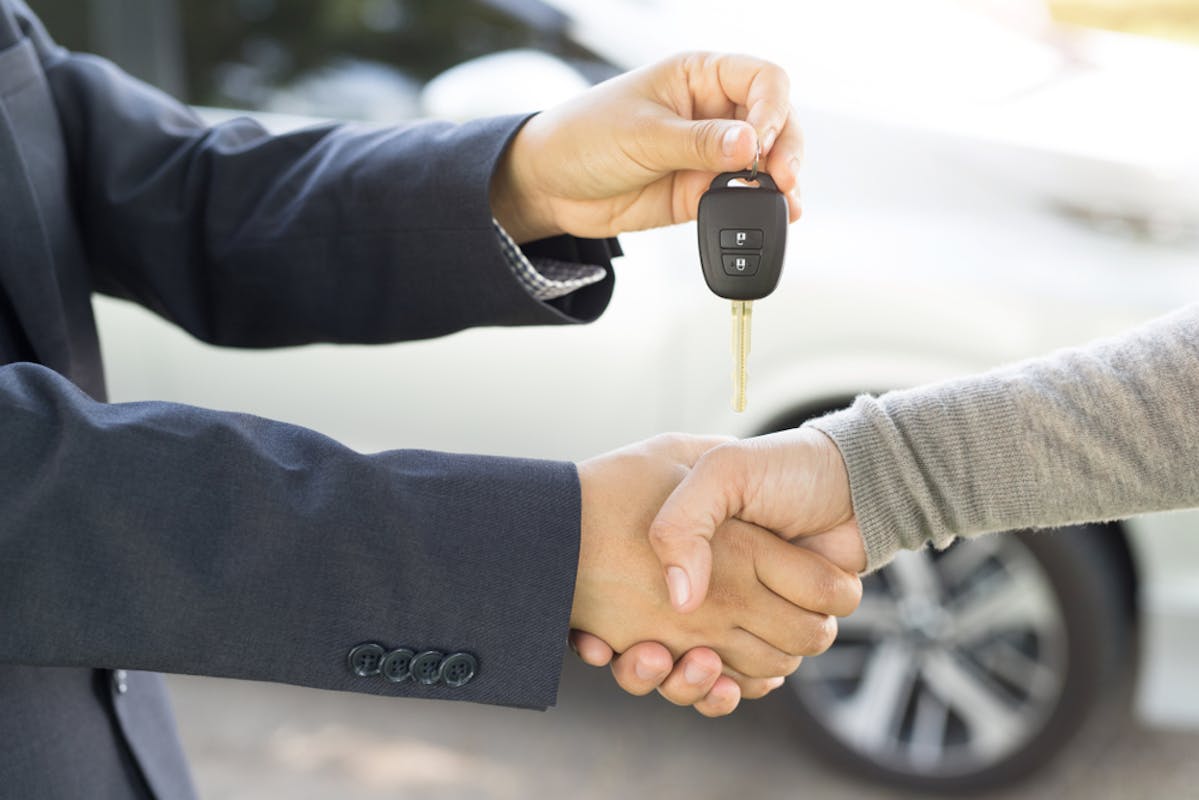 Poignée de main et clef de voiture
