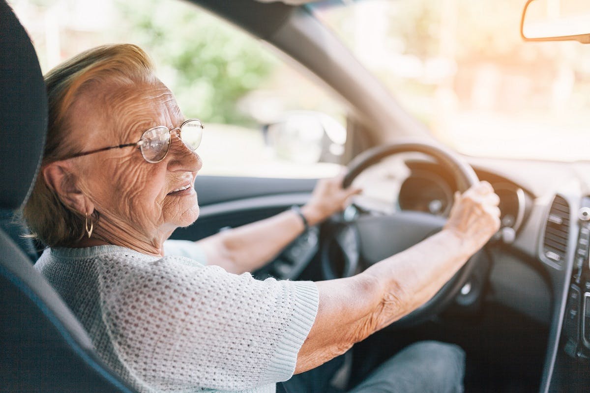 Conductrice senior circulant en voiture