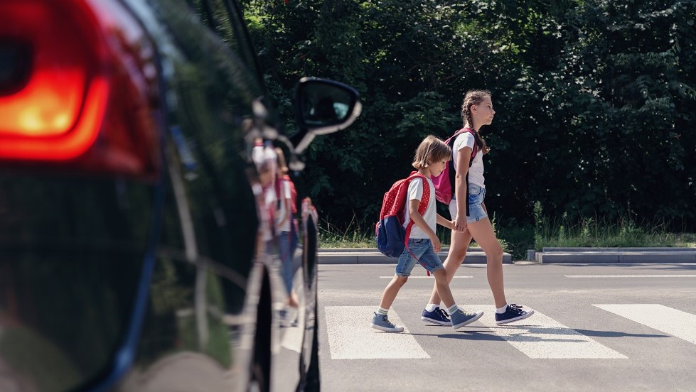 enfant face à la route