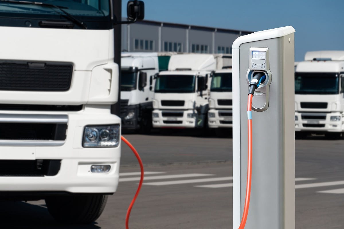 Camion se rechargeant a une borne