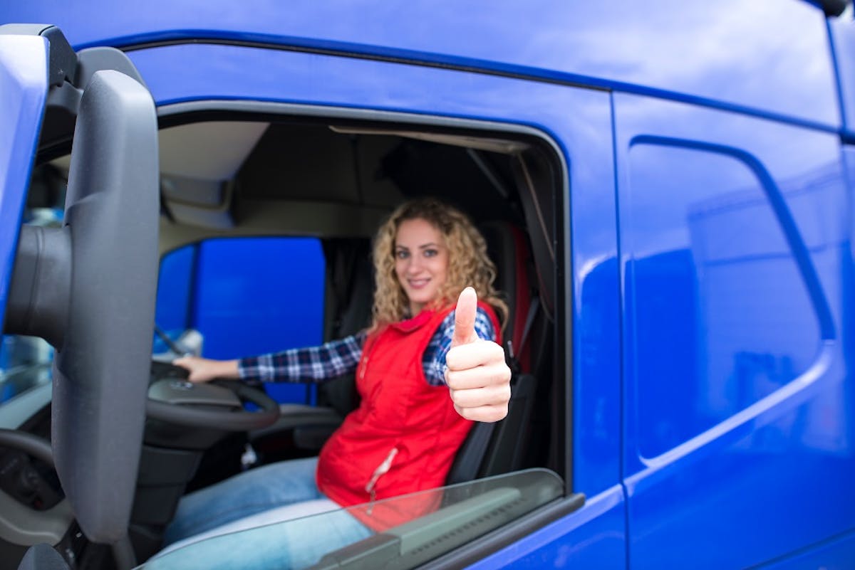 Jeune conductrice circulant en camion