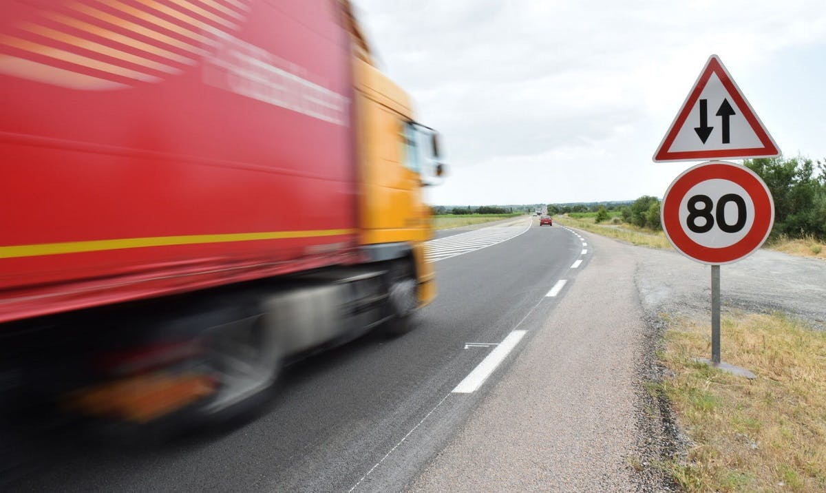 Camion circulant sur une route a 80 km/h