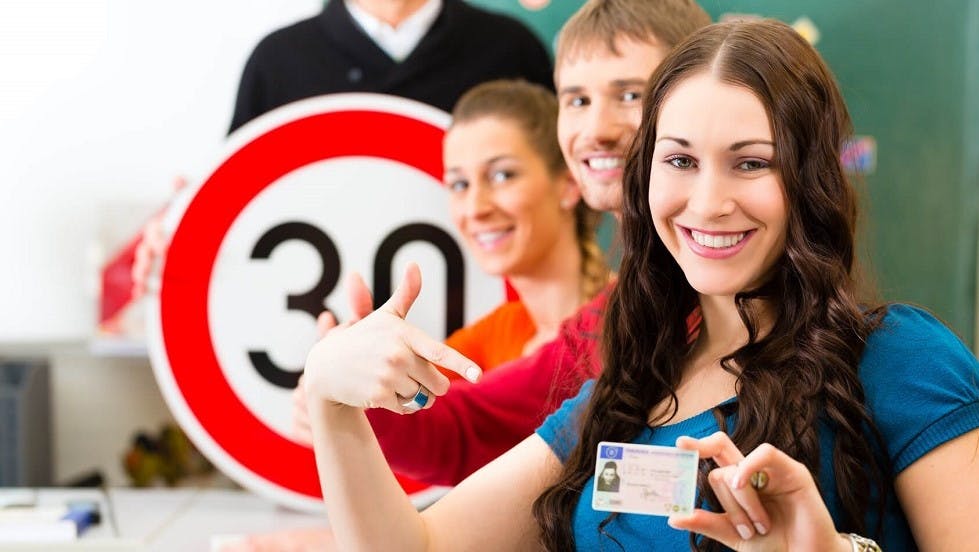 Canidate presentant son permis de conduire