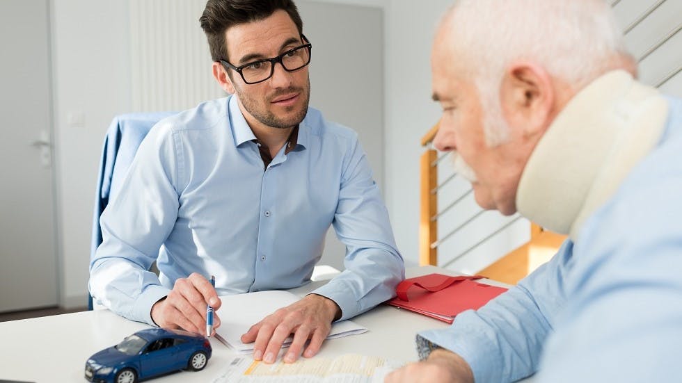 Avocat des victimes de dommages corporels conseillant un client