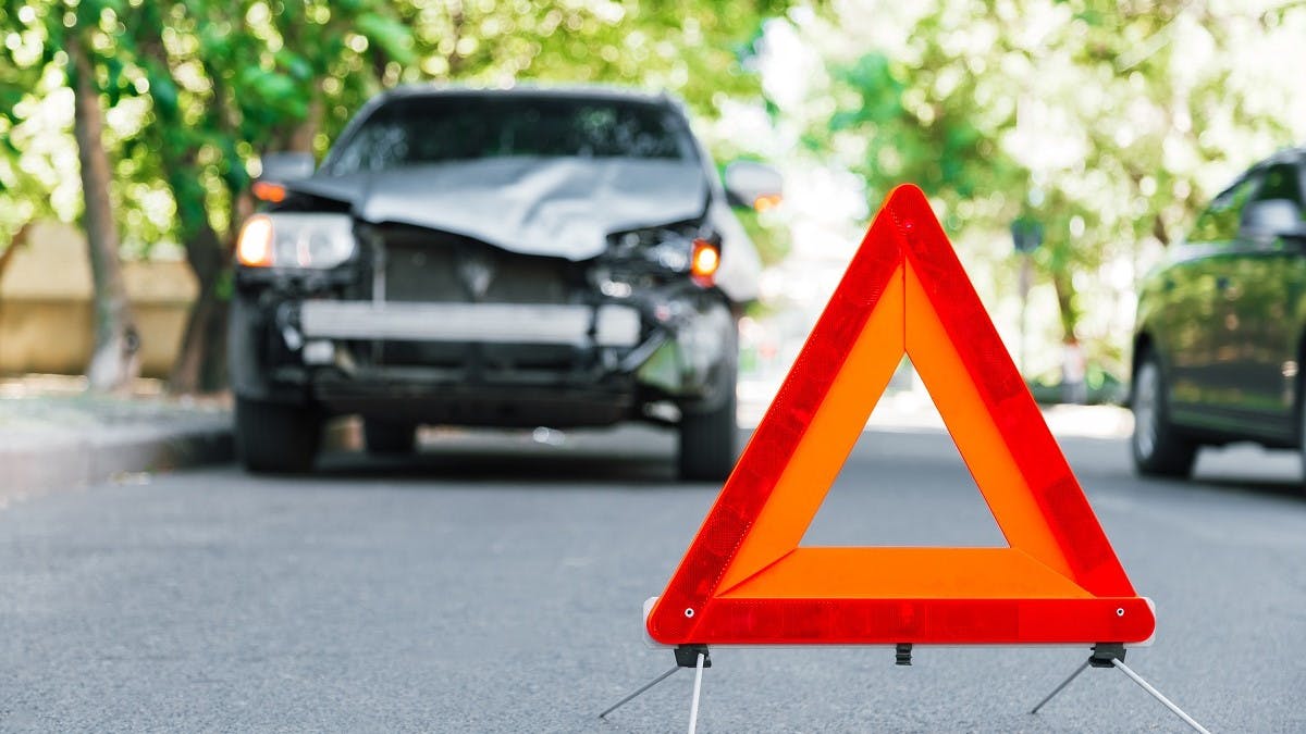 Voiture accidentee et triangle de presignalisation