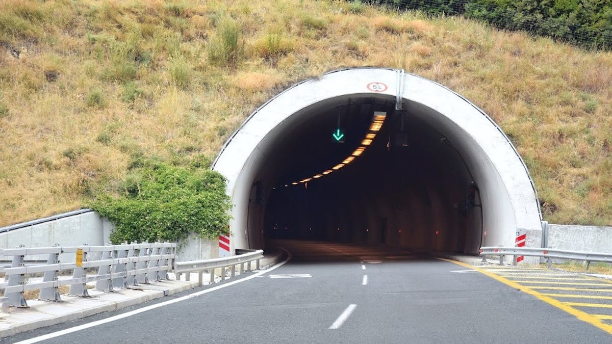 Tunnel avec signal vert d'affectation de voie