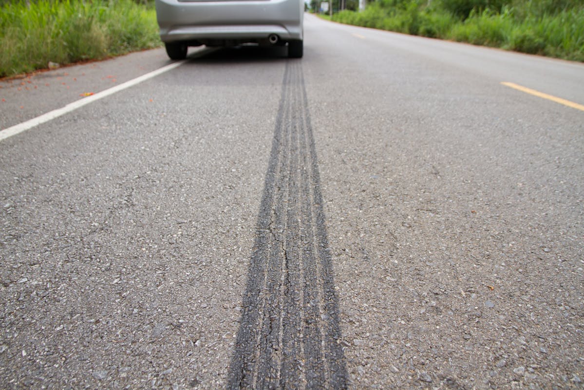 Trace de freinage sur une route groudronnée