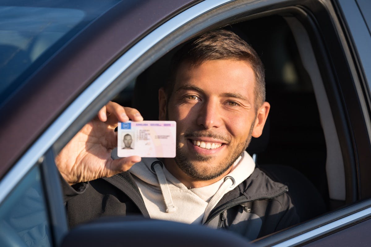 Jeune conducteur presentant son permis de conduire