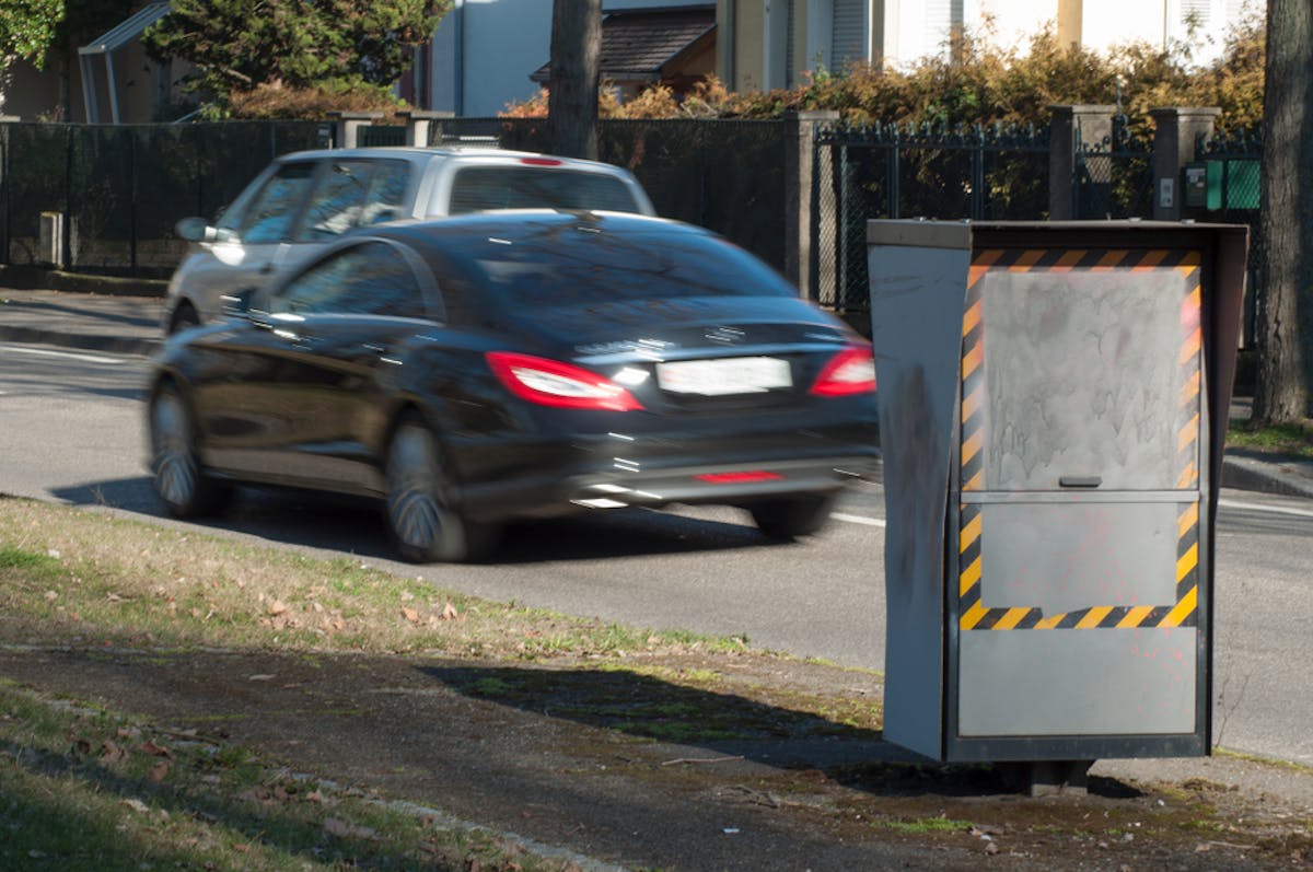 Voiture qui circule devant un radar