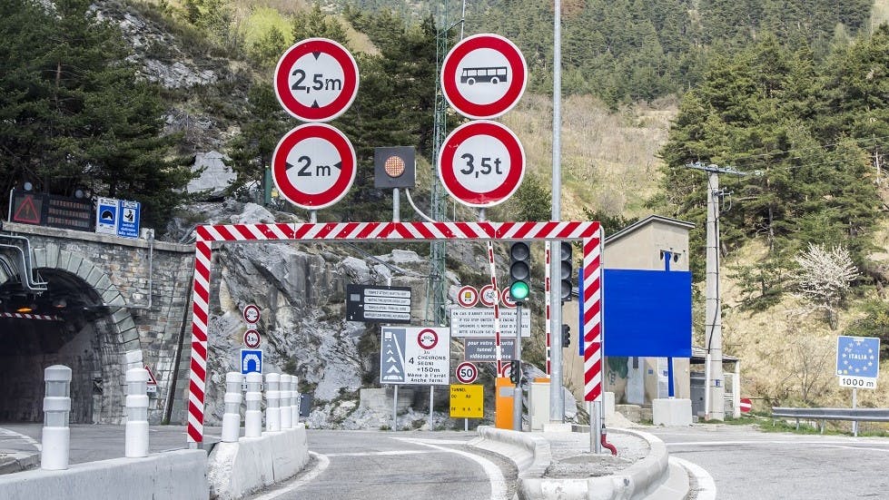 Panneaux et barrieres devant un tunnel transfrontalier avec l'Italie