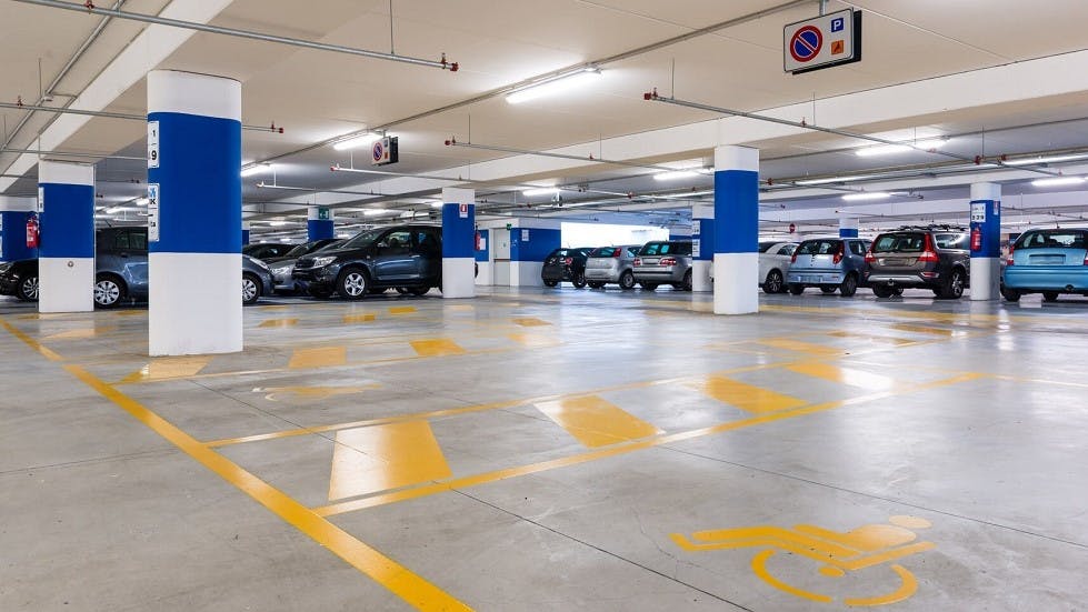 Automobiles stationnees dans un parking souterrain