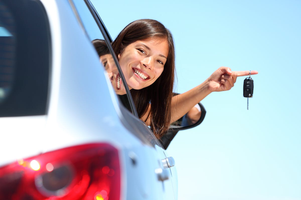 Jeune fille avec les clefs de sa voiture sur le doigt