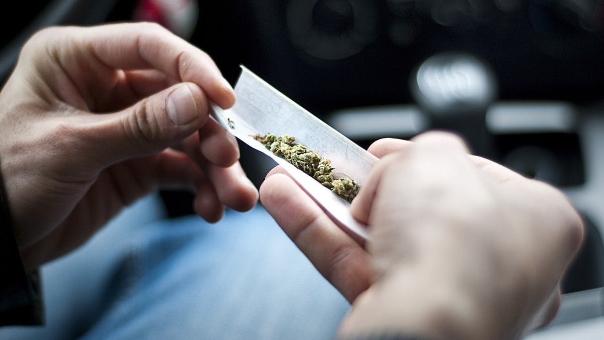 Usager consommant du cannabis au volant de sa voiture