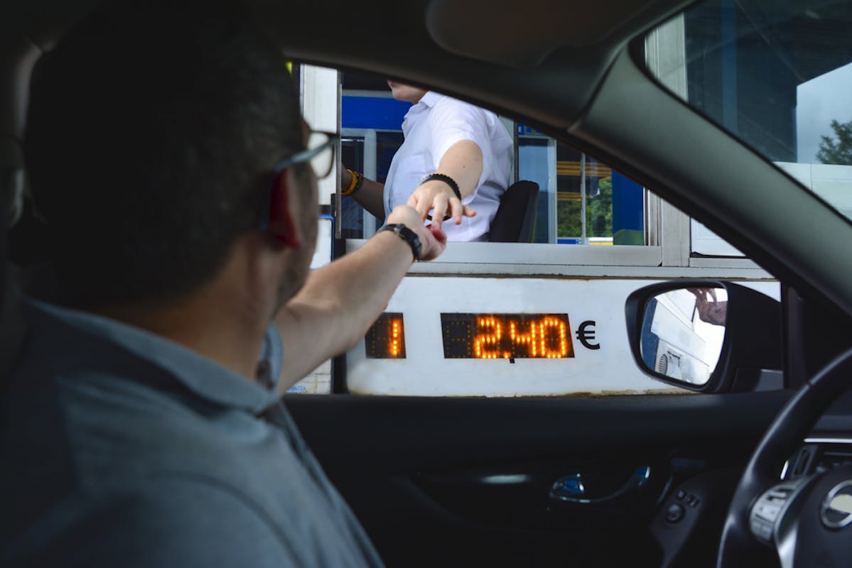 Automobiliste en train de payer un péage