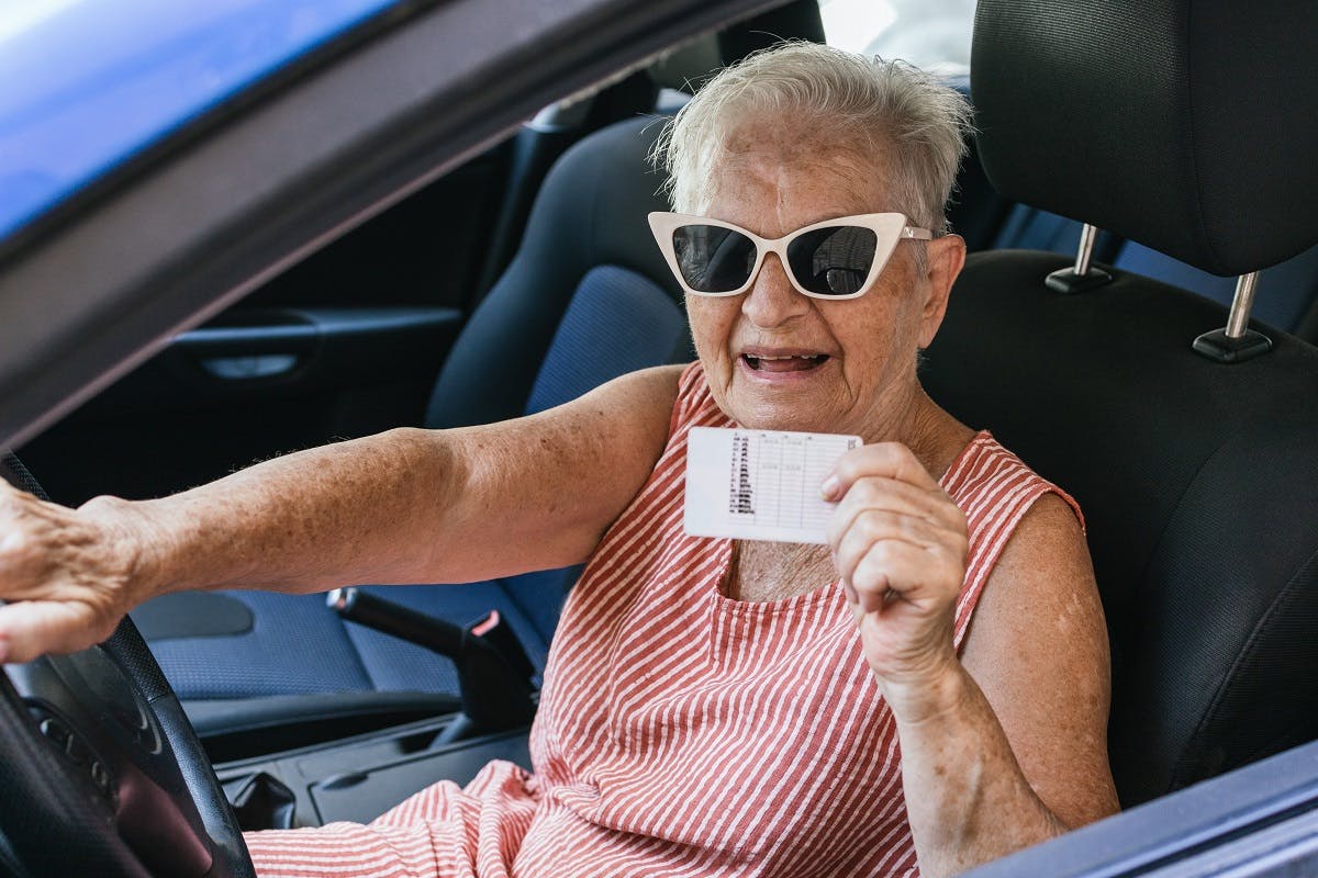 Conductrice senior presentant son permis de conduire