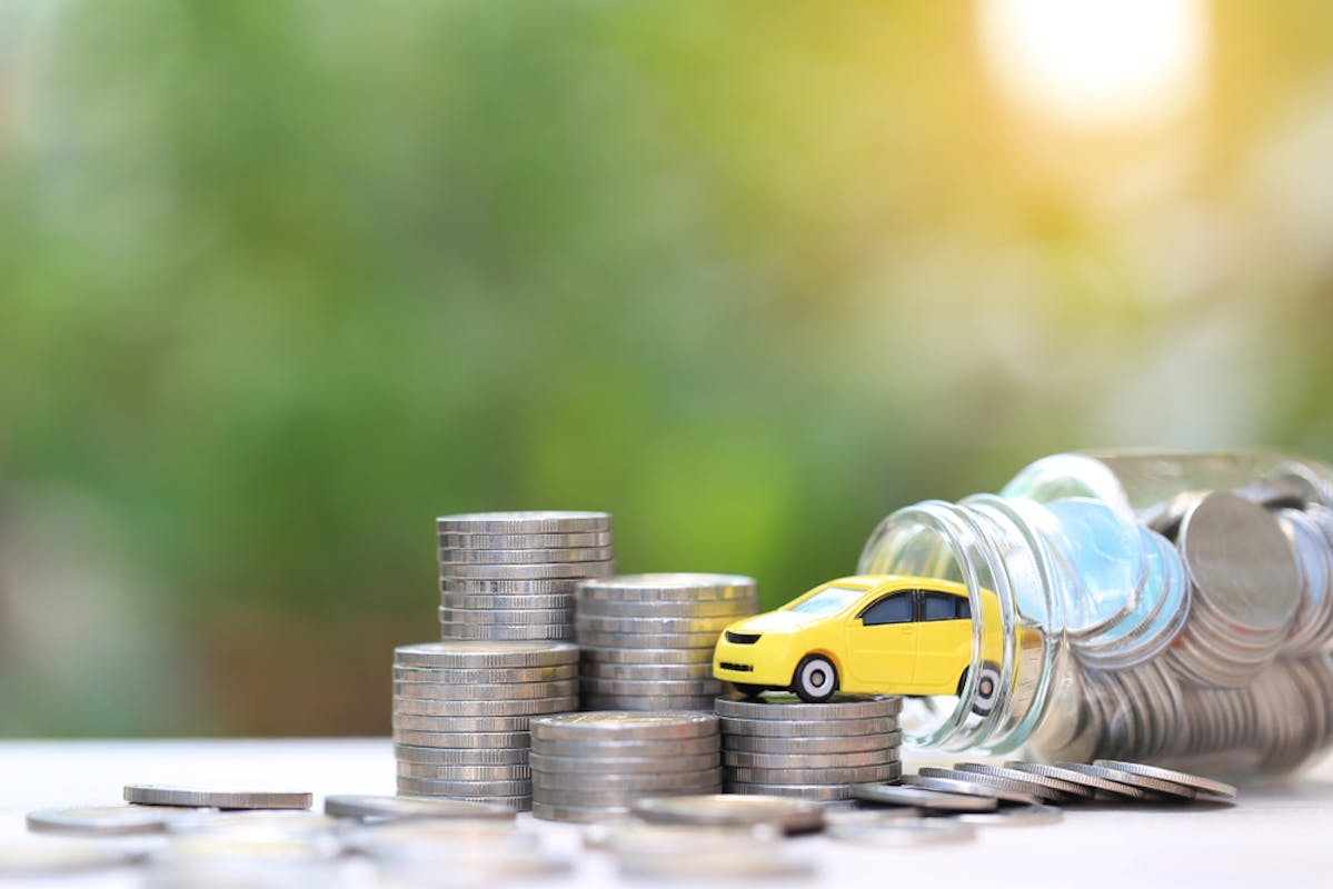 Tirelire avec petite voiture jaune