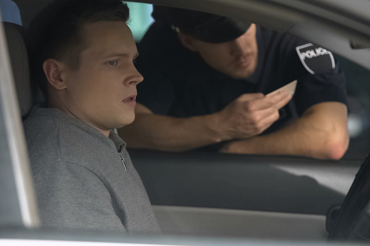 Conducteur inquiet de voir un policier inspecter son permis