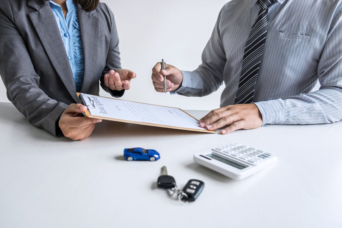 Homme en train de signer un contrat sur une table