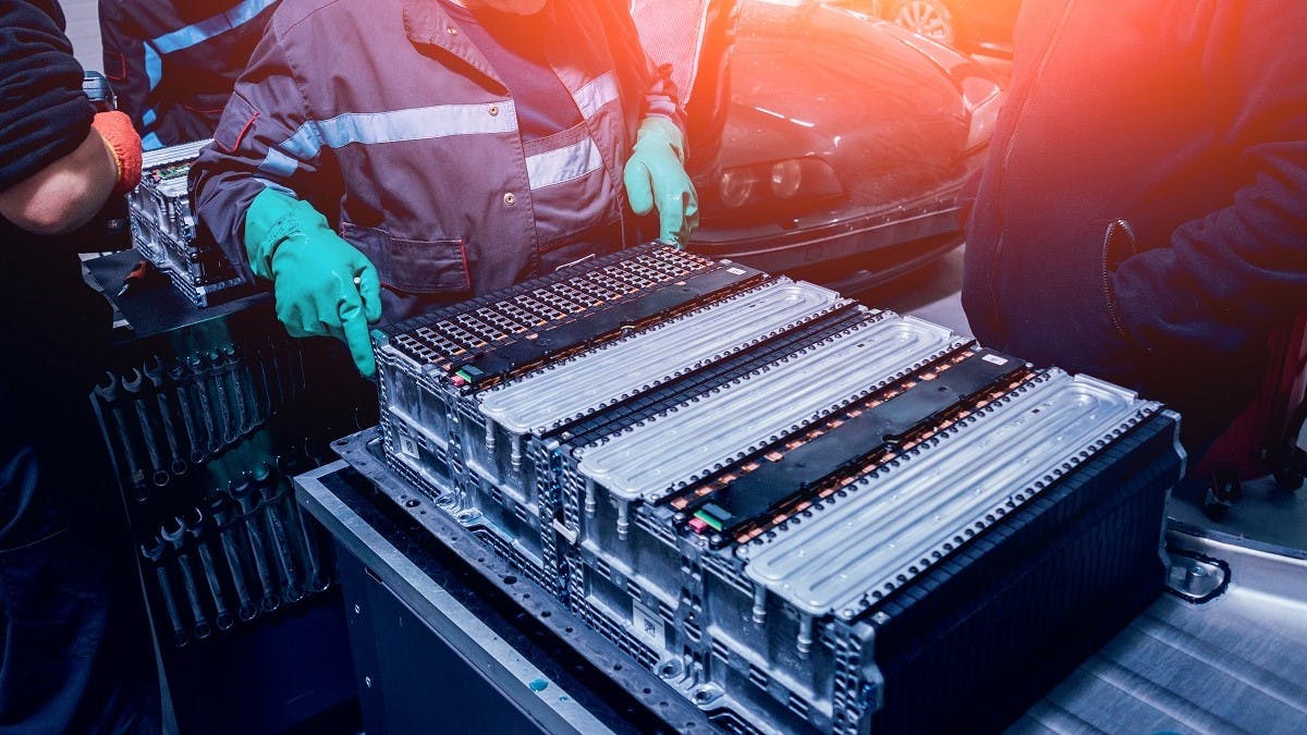 Ouvriers realisant des batteries de voitures électriques
