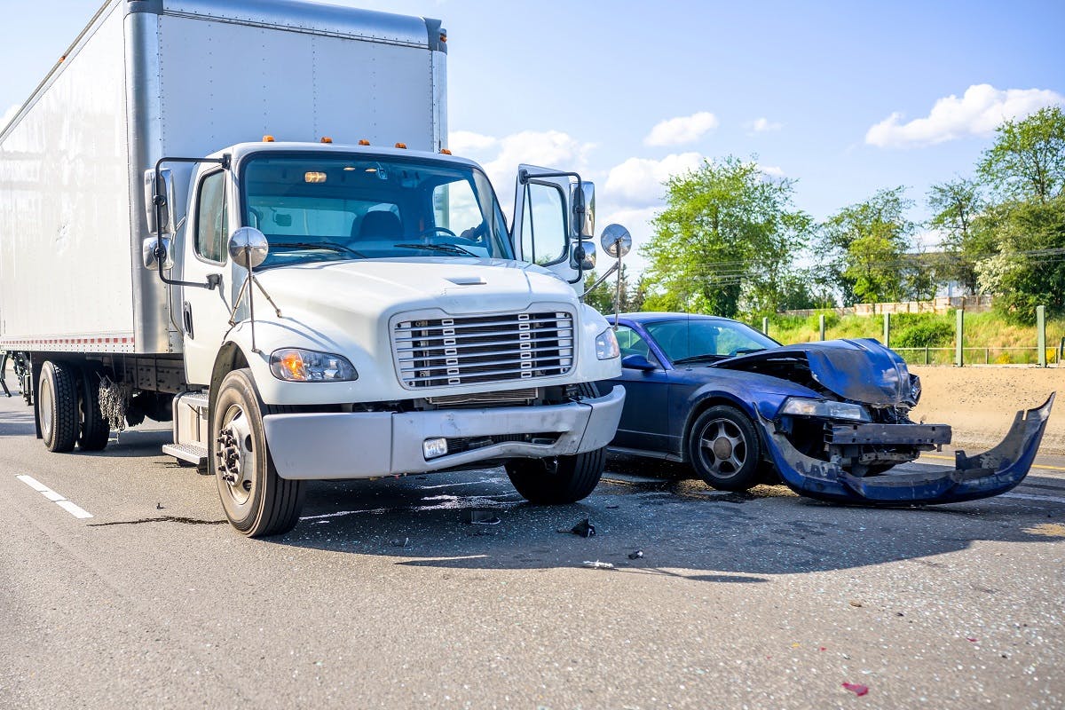 Accident entre voiture et camion