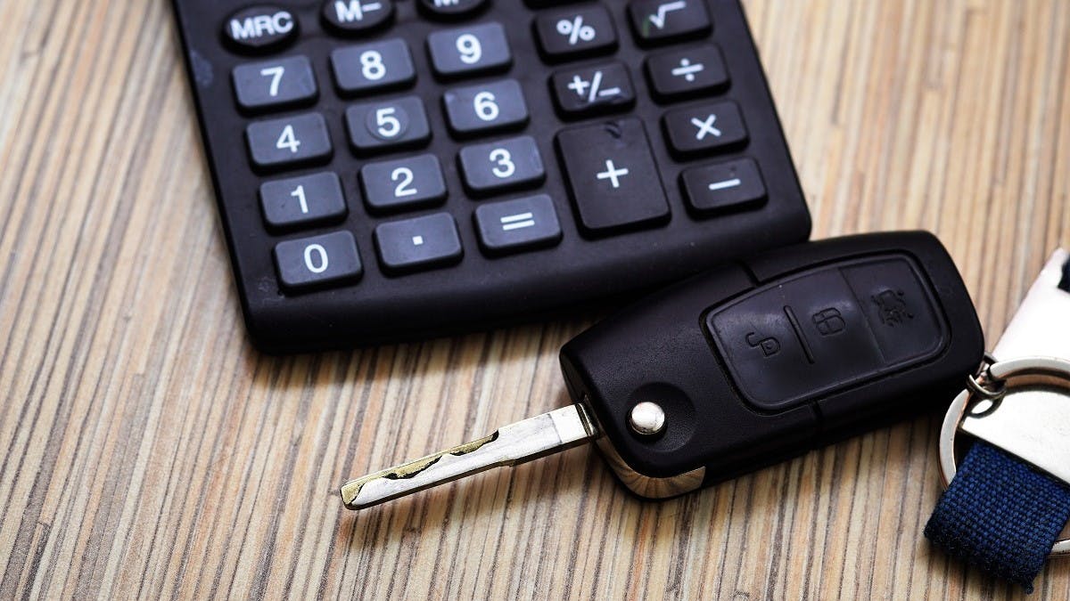 Cle de voiture devant une calculatrice, prix d'une assurance auto