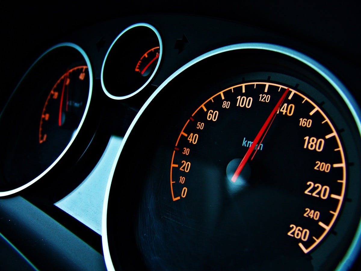 L'AIV doit alerter le conducteur lorsqu'il depasse la limite de vitesse