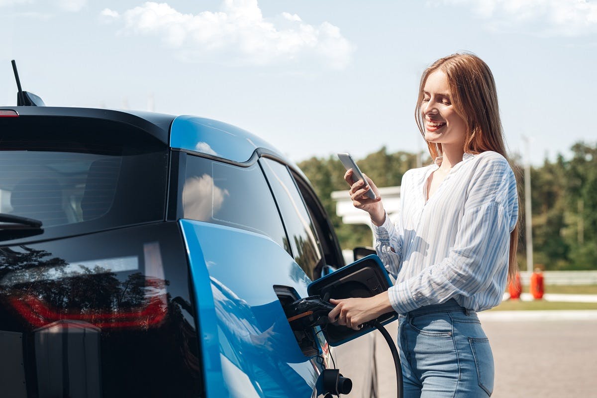 Conductrice chargeant sa voiture electrique