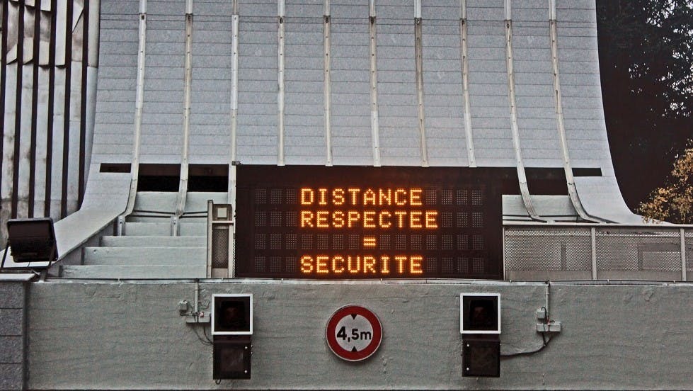 Les panneaux LED à messages dynamiques - Ornikar