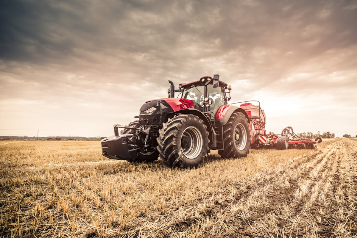 Tracteur rouge dans un champs