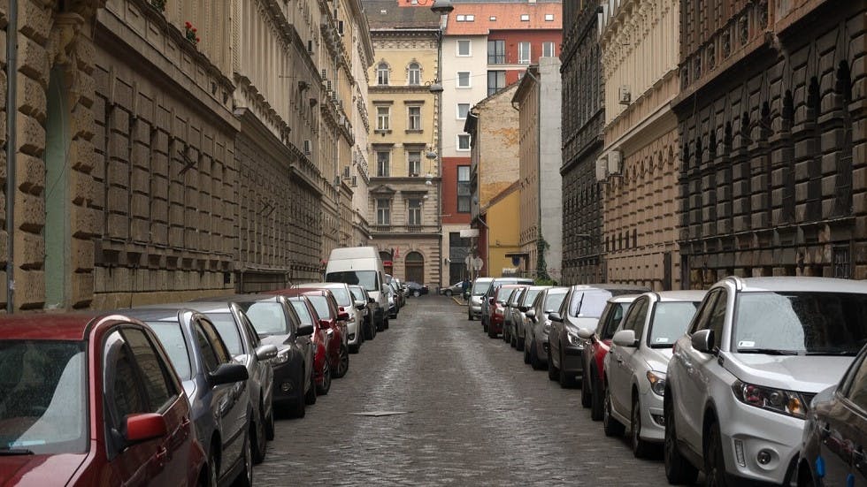 Automobiles stationnant dans une rue a sens unique