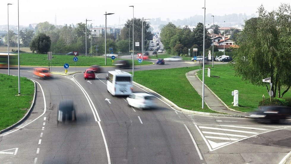 Nombreux usagers de la route approchant d'un carrefour a sens giratoire