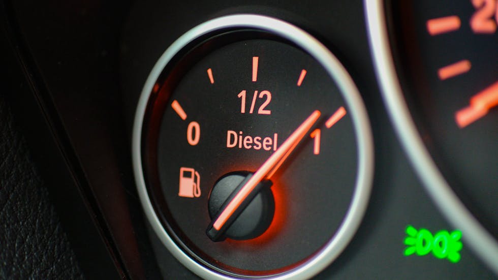 Tableau de bord voiture avec indication de carburant diesel