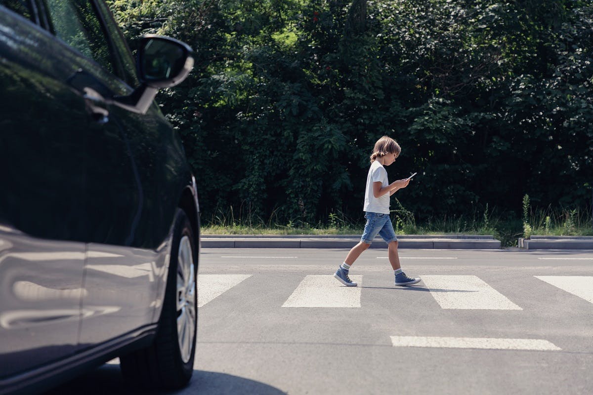 Enfant traversant a un passage pieton